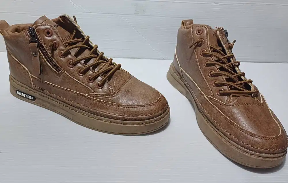 Sepatu Sneaker Boots Casual Kerja Import Since 1983 (Size 42 Kecil)