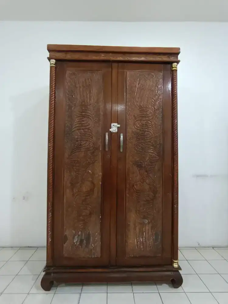 Lemari kayu ukuran besar