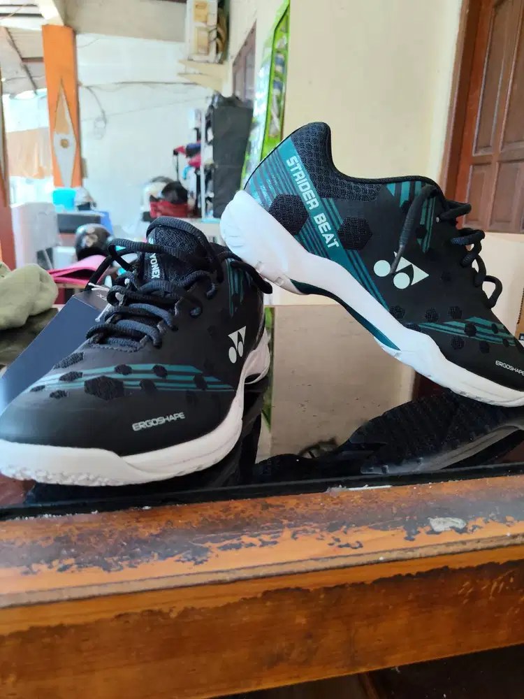 sepatu badminton Yonex power Cushion strider beat