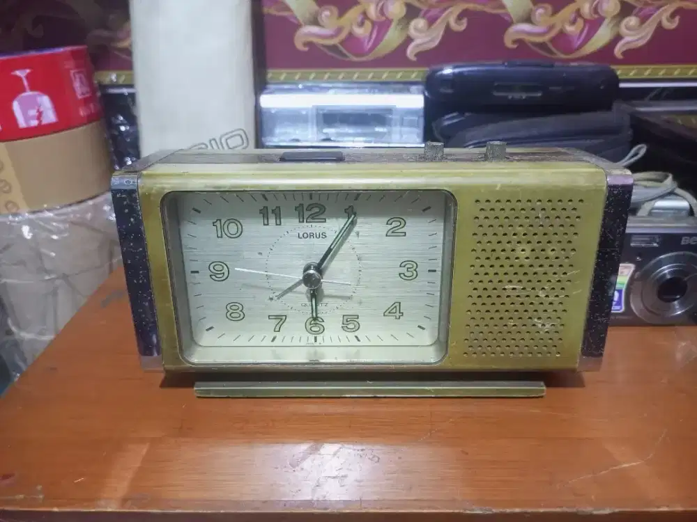 Jam meja lorus antik
