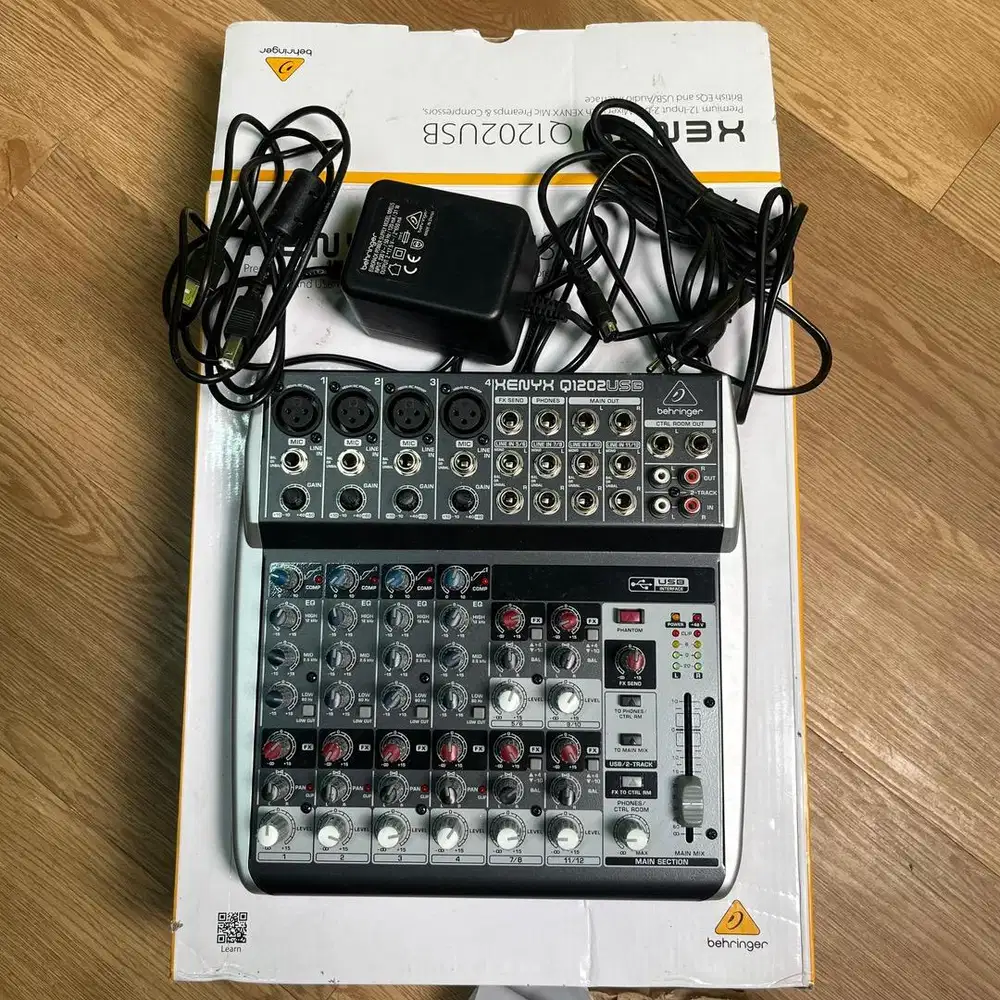 Mixer Behringer Xenyx Q1202USB
