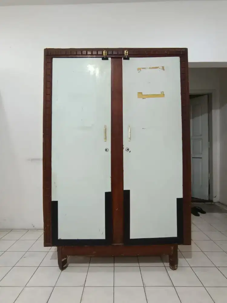 Lemari lama dari kayu jati