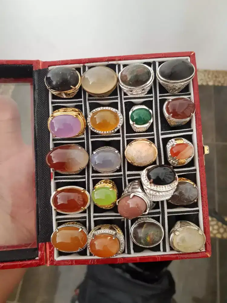 Jual satu kotak cincin akik peninggalan kakek