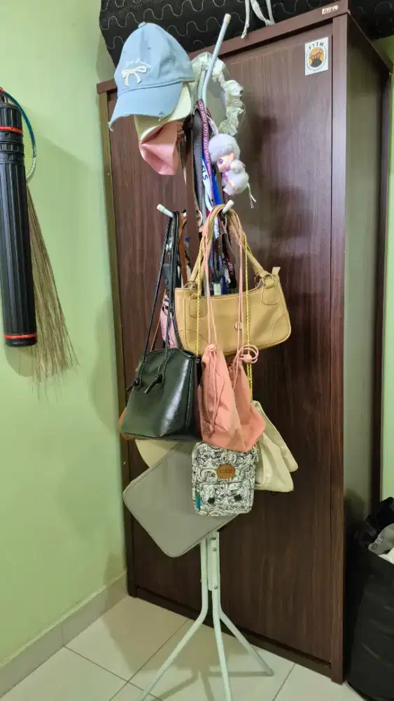 Gantungan Serbaguna Berdiri Tas/Topi/Baju