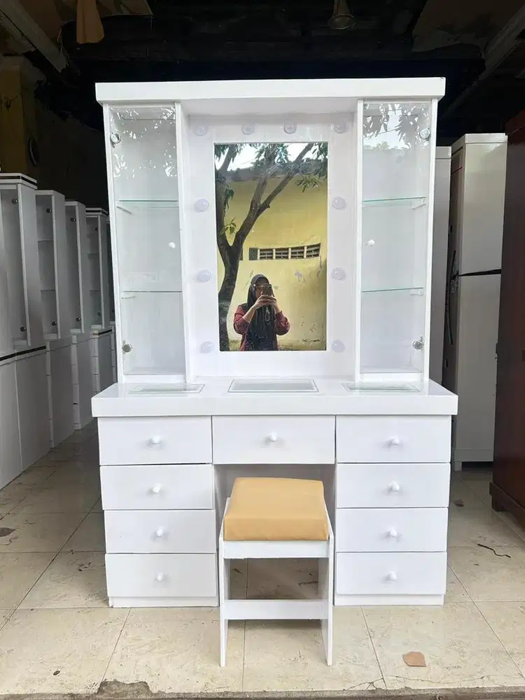 MEJA RIAS BANYAK LACI