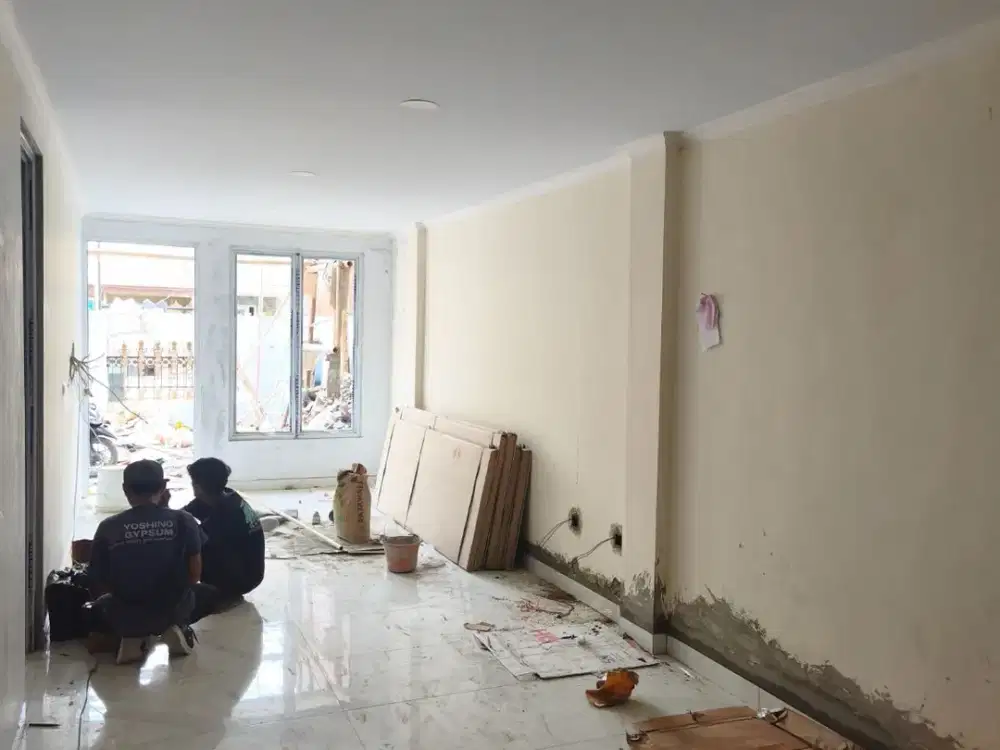 Dijual rumah 2 lantai siap huni sedang renovasi di kalideres permai