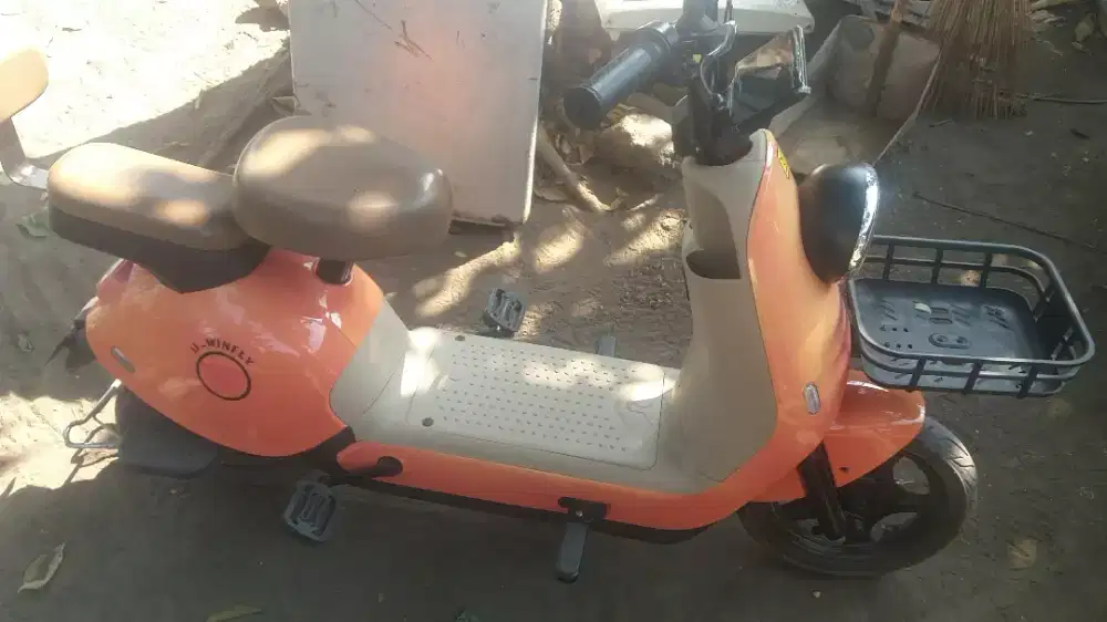 sepeda listrik mulus aki baru semua