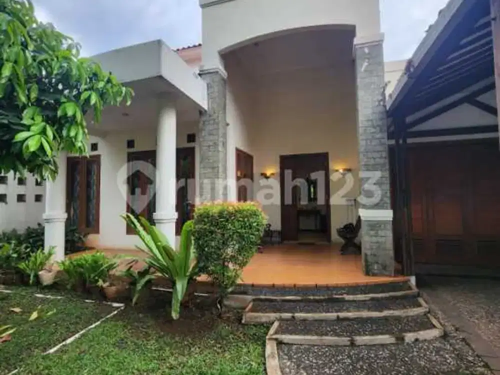 Rumah Luas & Nyaman dengan Halaman Depan Belakang di Duren Tiga