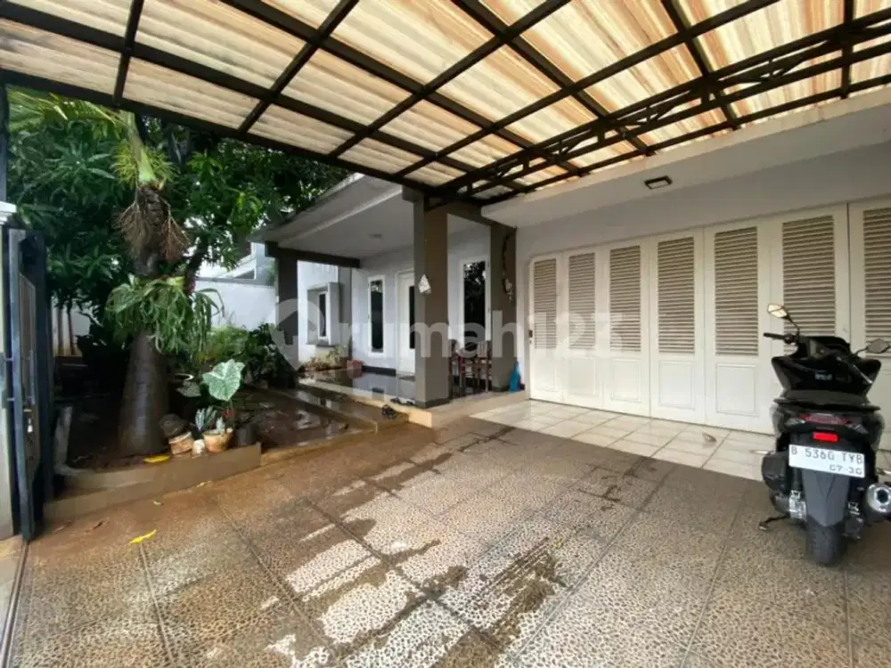 Rumah Luas 1 Lantai dengan Kolam Renang Pribadi di Bangka Kemang