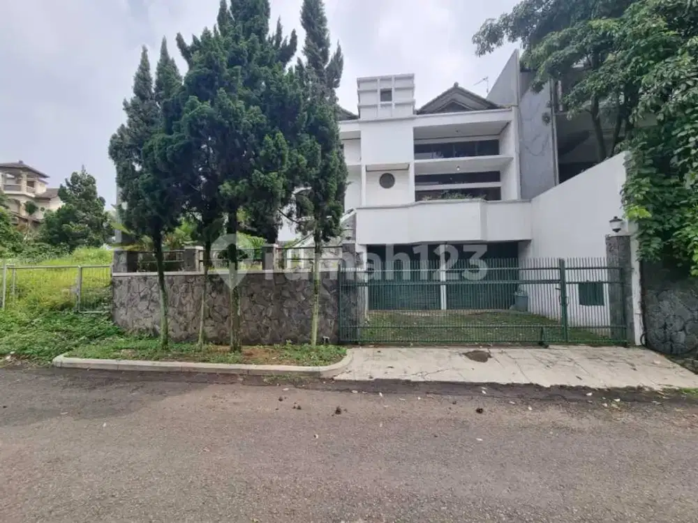 Rumah Luas 2 Lantai Disewakan di Komplek Strategis di Bandung