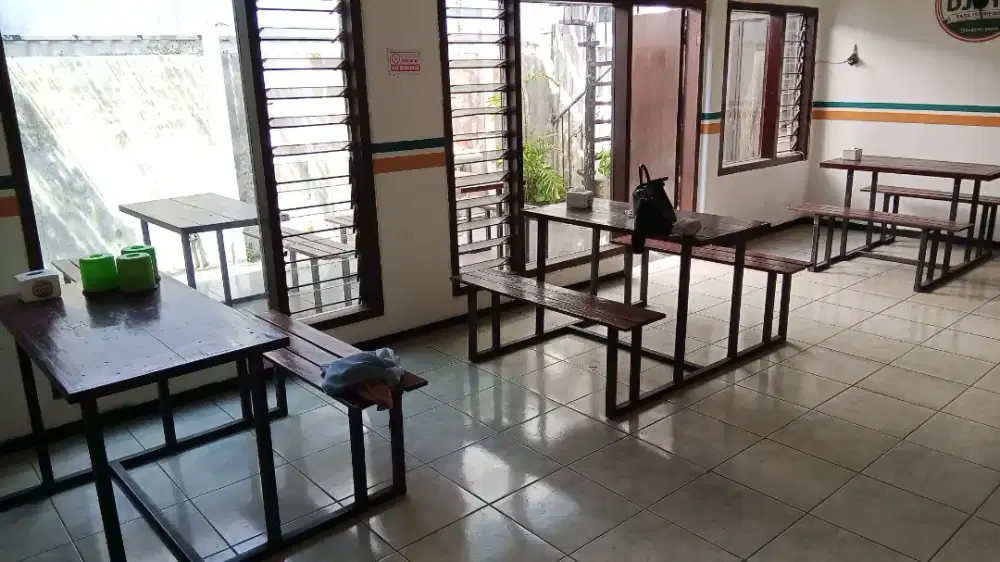Meja kursi bekas cafe