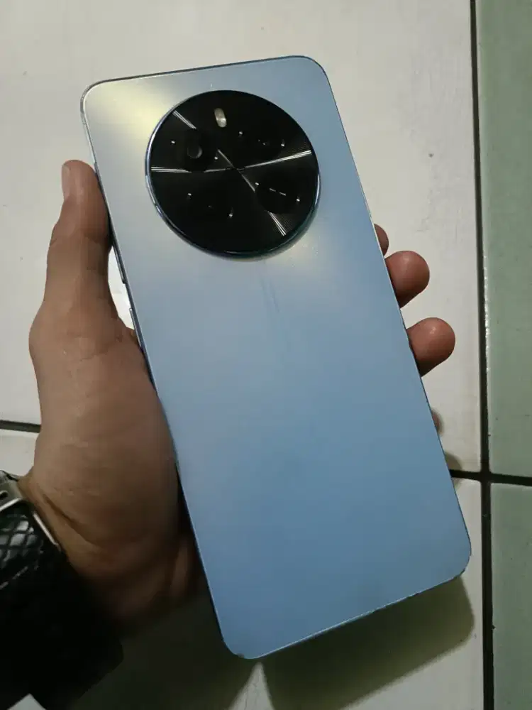 Realmi 13  4G ram 8/256 hp cas