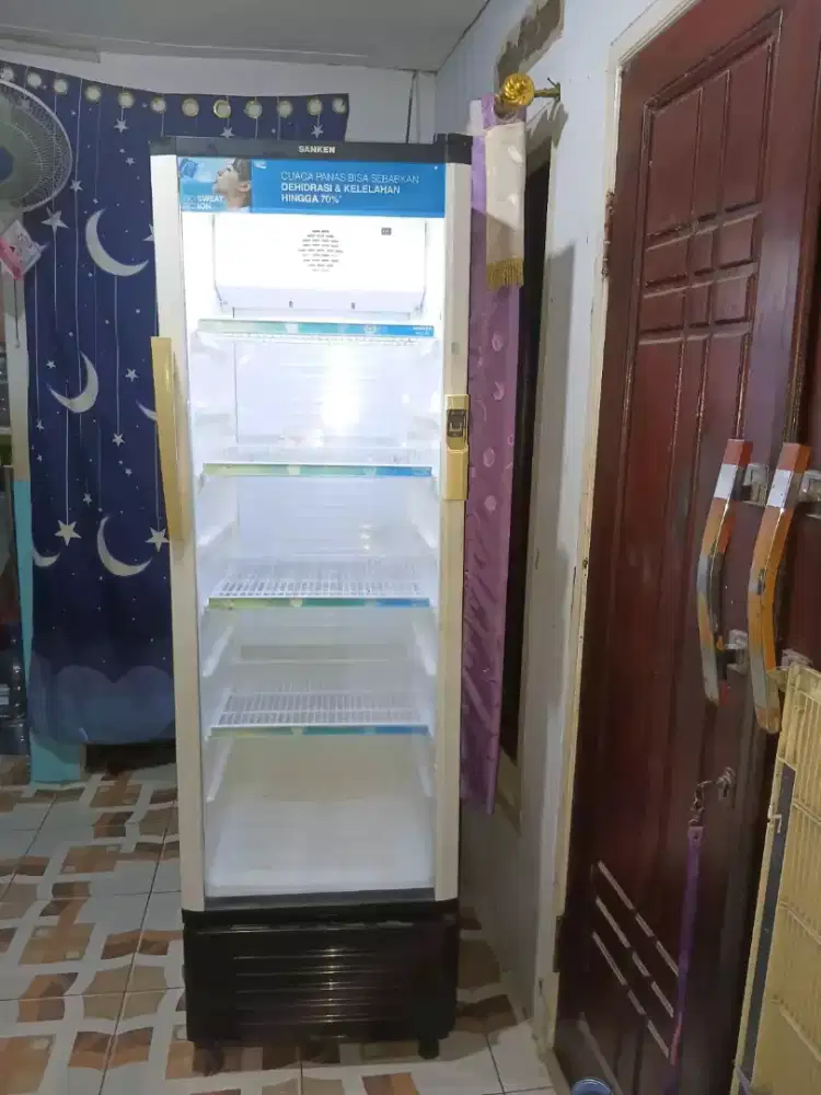 Showcase bekas jual cepat masih dingin siap pakai
