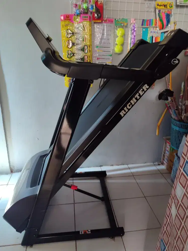 Treadmill merk Richter Alat olahraga lari