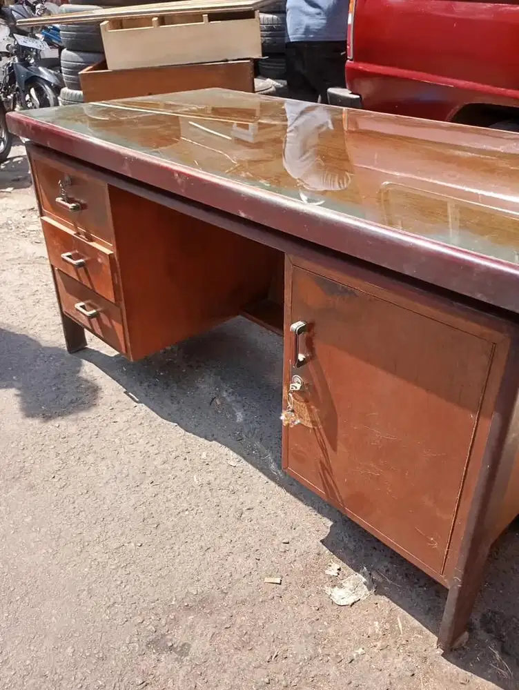 Meja Kerja Kaca