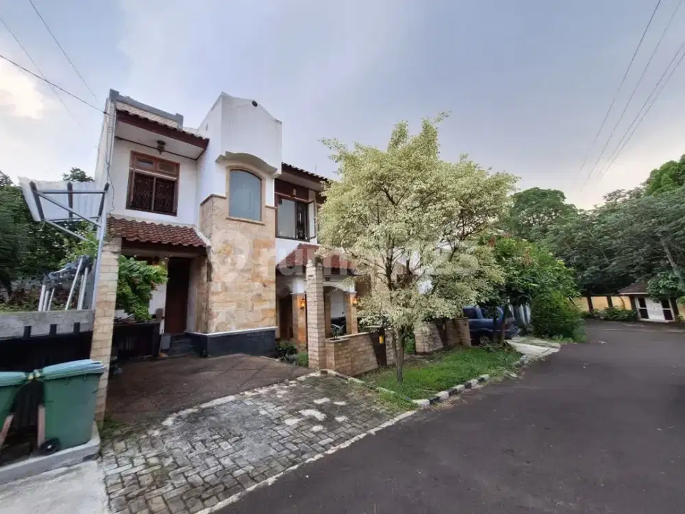Rumah 3 Lantai Nuansa Resort di Samping Mal Cinere