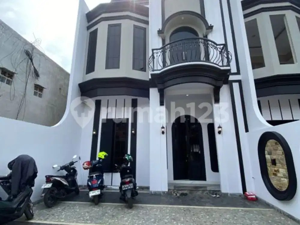 Rumah Modern Klasik 2 Lantai di Jagakarsa Brand New Dekat ke Tol