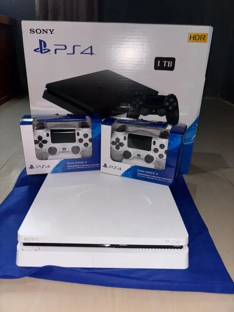 PS 4 PRO 1 TB beserrta 2 Stiknya