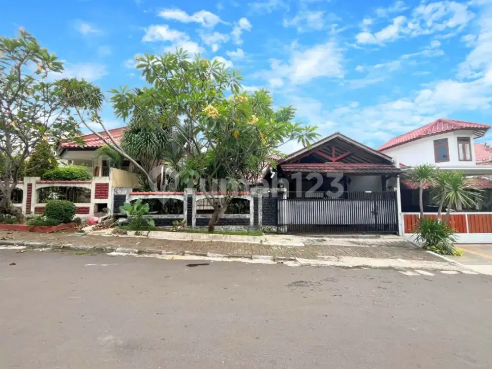Rumah Luas Asri Lengkap Halaman Belakang di Kawasan Premium Cinere