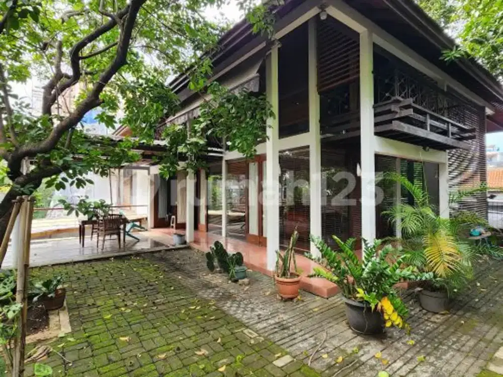 Dijual Rumah Nuansa Etnik Halaman Luas di Cipete Siap Huni
