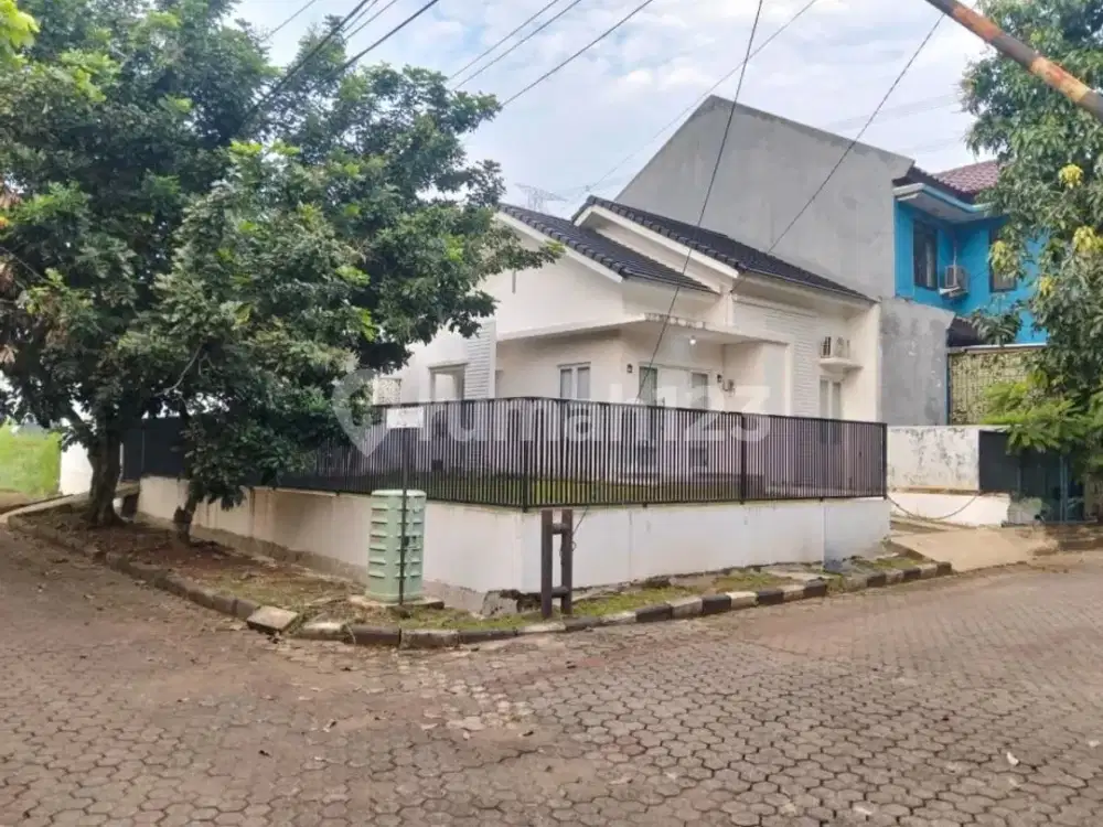 Rumah Hook 1 Lantai di Cinere dengan Halaman Luas Dekat ke Tol Limo