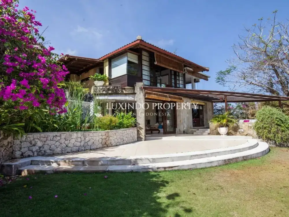 DIJUAL VILLA DENGAN 7 KAMAR TIDUR DI NUSA DUA