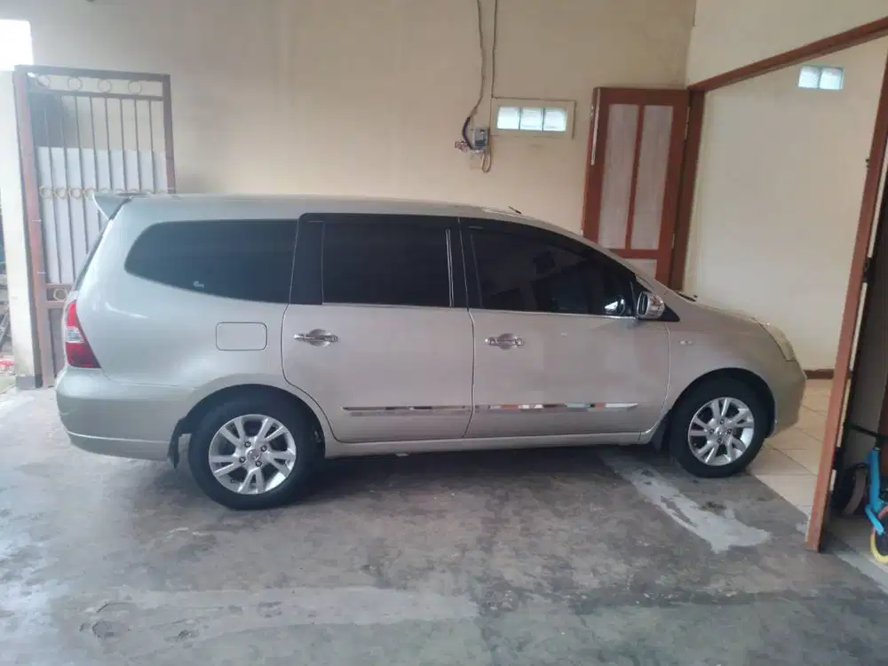 Dijual Cepat Nissan Grand Livina XV 2012 MT