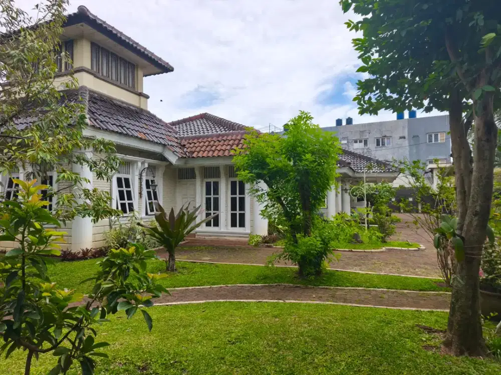 DIJUAL Rumah luas , Bagus , ada kolam renang besar & taman bagus CIRENDEU
