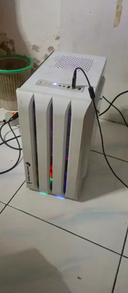 Komputer,monitorProcessor dan keyboard  iNTEL  CORE  i3