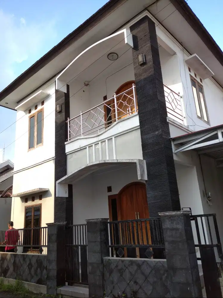 DISEWAKAN RUMAH 2 LT YOGYAKARTA DEKAT RUMAH SAKIT DAN KAMPUS