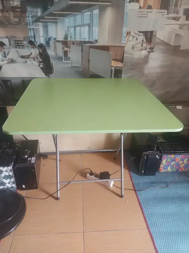 Meja dagang lipat kaki baru tapi minus