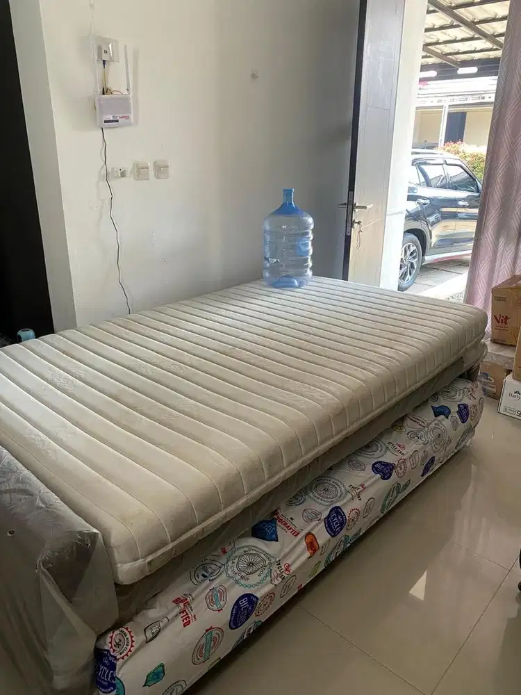 Tempat tidur, lemari sepatu, rak bumbu dapur