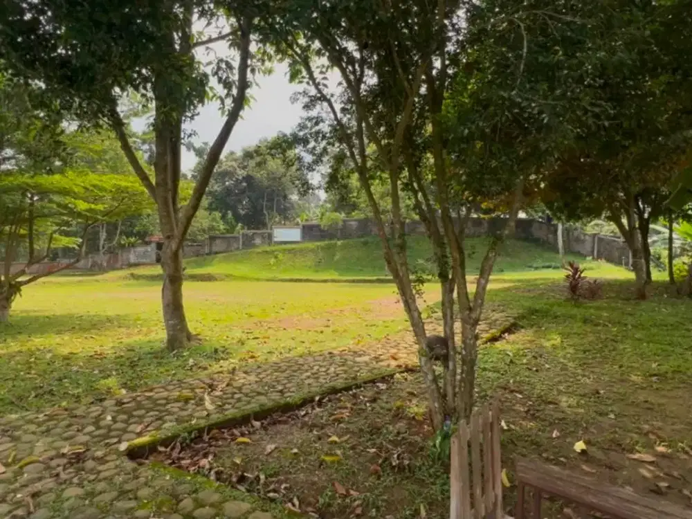 Di Jual Kavling Strategis Datar di area perbukitan dengan akses masuk private dari pinggir jalan besar.