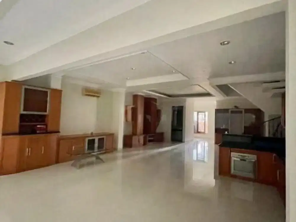 Sewa Rumah Kopyor 2 lantai.  Luas 199 m2. .Bebas banjir. sudah renovasi.