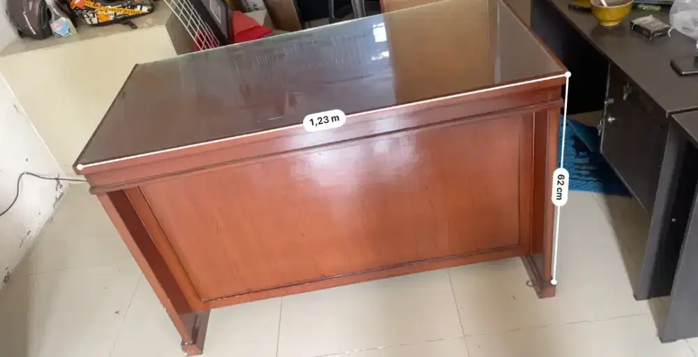 Meja kaca untuk kasir