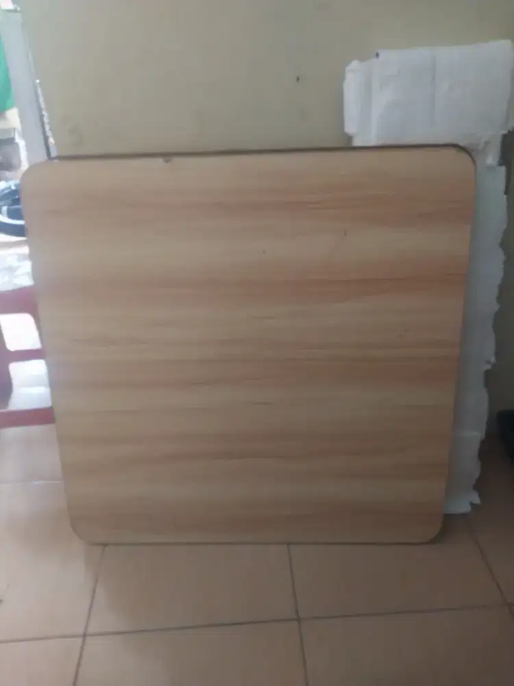 Meja dagang lipat kaki baru tapi minus