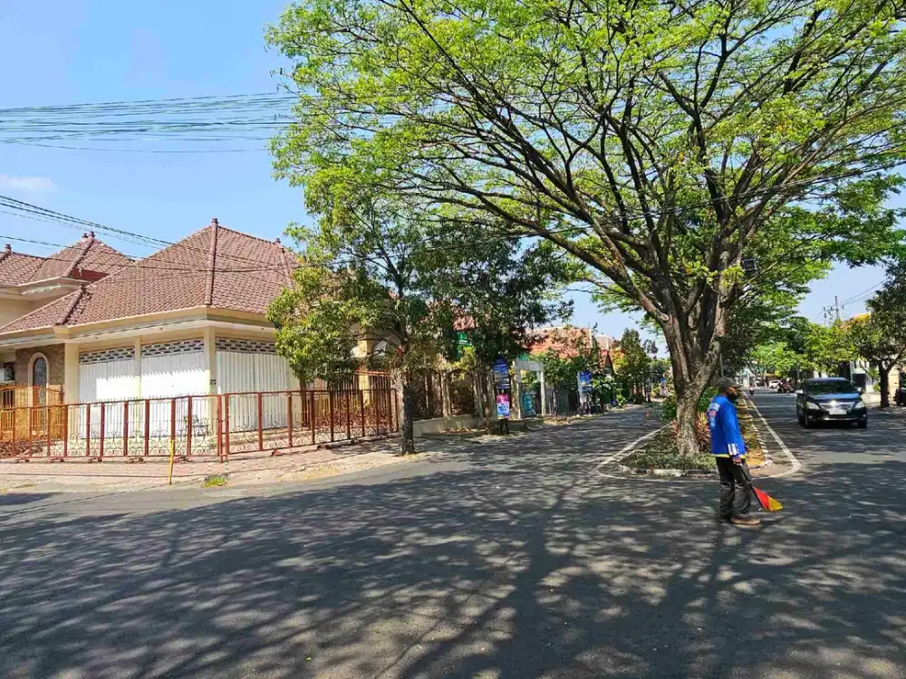 rumah mewah jalan kembar danau kerinci sawojajar sangat kokoh kusen kayu jati glondongan. bagus buat hunian atau usaha
