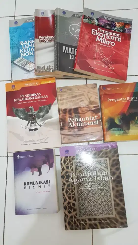 Buku pelajaran Universitas Terbuka.