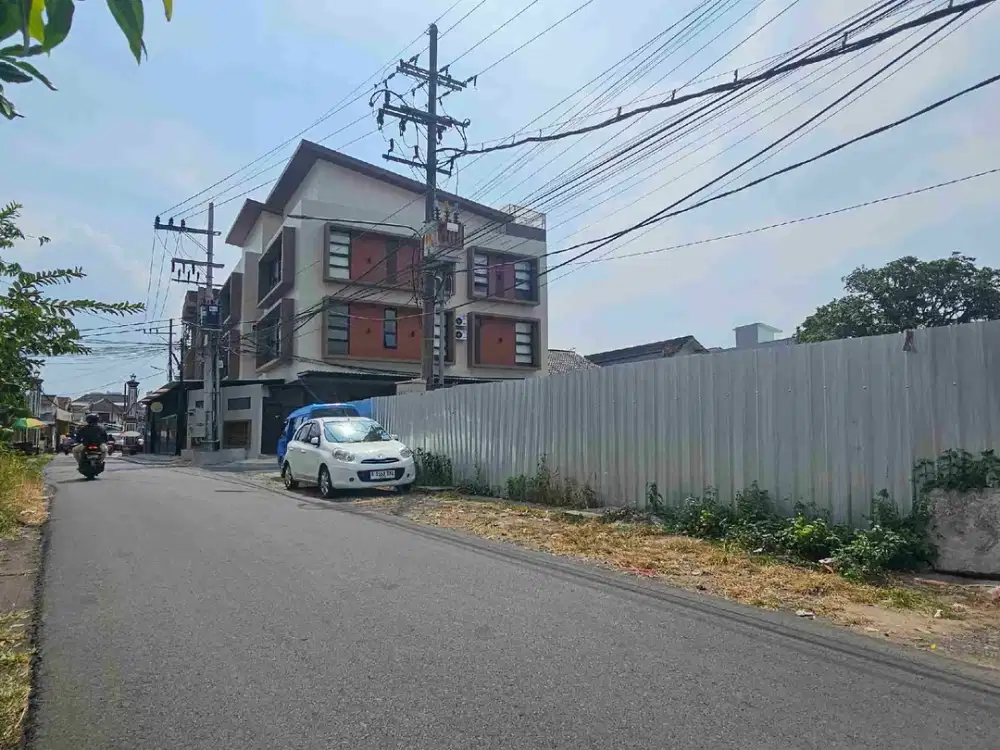 tanah bagus buat kos elite lokasi di pinggir jalan daerah bunga bunga suhat, kanan kiri kos besar semuanya sangat dekat ke kampus UB Brawijaya dan polinema poltek