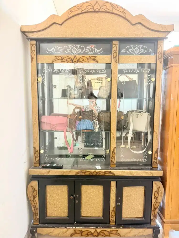 dijual cepat murah  lemari kaca