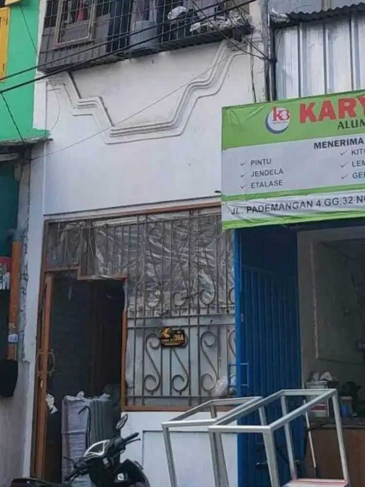 RUMAH PADEMANGAN PINGGIR JALAN BESAR BEBAS BANJIR