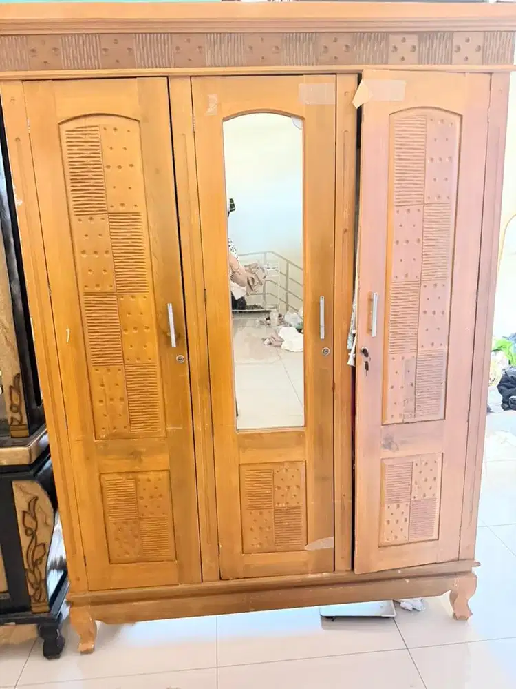 dijual cepat lemari pakaian kayu