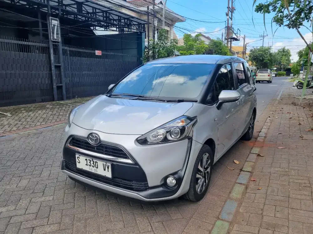 TOYOTA SIENTA 1.5 V A/T 2017 SILVER