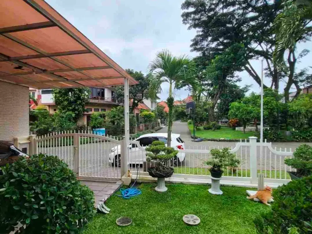 rumah mewah permata jingga ( pj ) smping green orchid suhat dekat kampus UB Brawijaya, lingkungan premium dan sangat aman. depan rumah berupa fasilitas umun taman perumahan