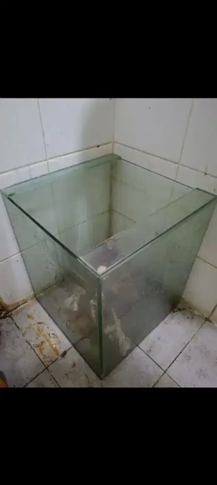Dijual Aquarium ukuran 30*30*35 cm include pompa celup siap pakai.
