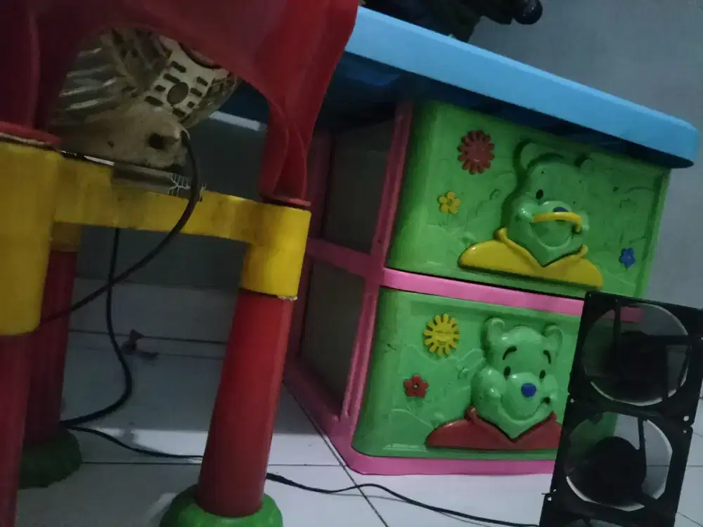 Meja belajar serbaguna