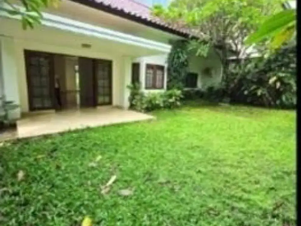 Rumah Luas di Kebayoran Baru