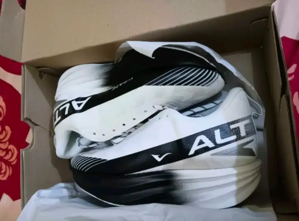 Sepatu running altraze