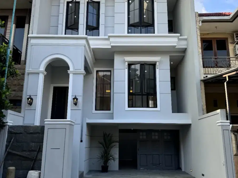 FORSALE RUMAH 3 LANTAI GRAHA FAMILY NEW GRESS AMERICAN STYLE SURABAYA KOTA TKD 23