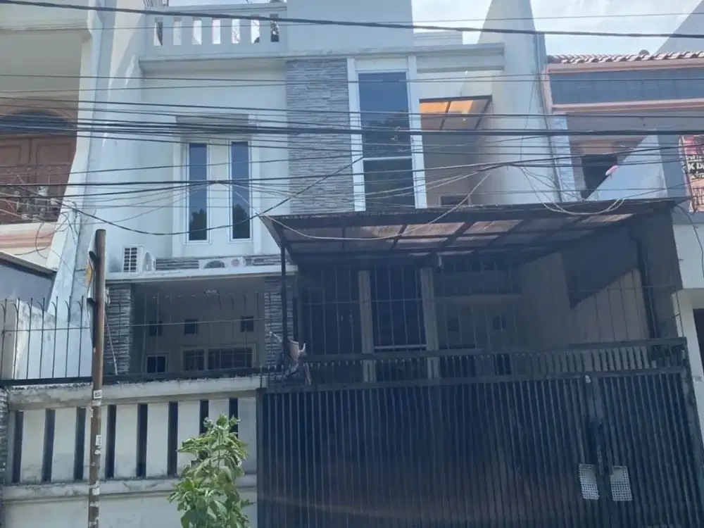Murah !! DISEWAKAN RUMAH 3 LANTAI FURNISHED SIAP HUNI SUPER STRATEGIS